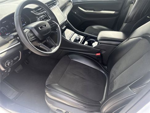 Used 2023 Jeep Grand Cherokee Altitude AWD/4WD image 10