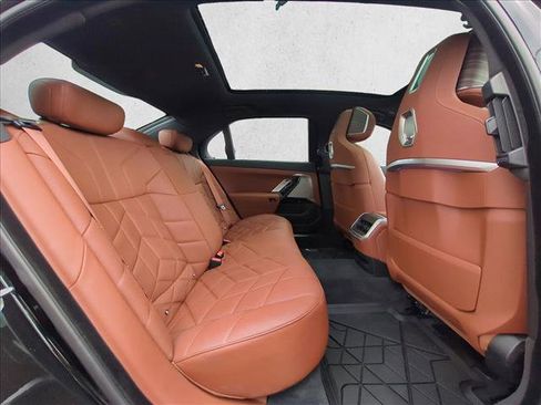 Used 2025 BMW 750e xDrive AWD/4WD image 22
