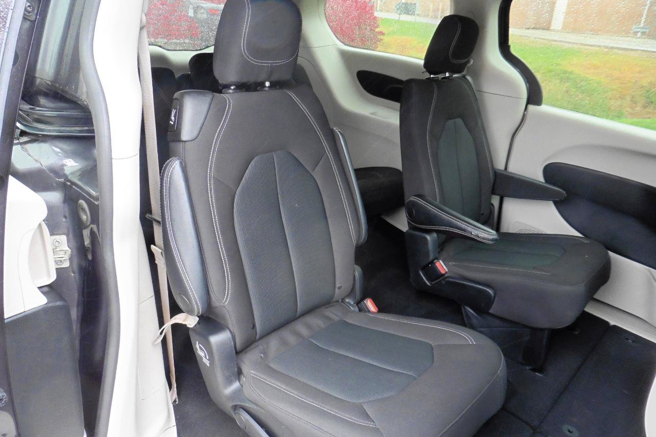 Used 2022 Chrysler Voyager LX FWD image 14