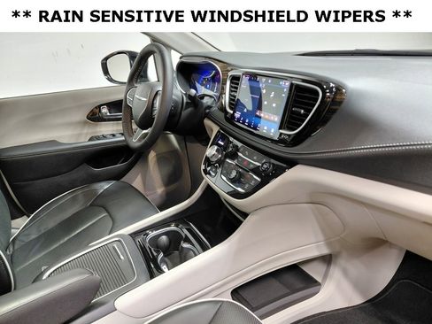 Certified 2024 Chrysler Pacifica Limited image 24