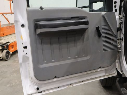 Used 2016 Ford F550 2WD Regular Cab Super Duty image 11