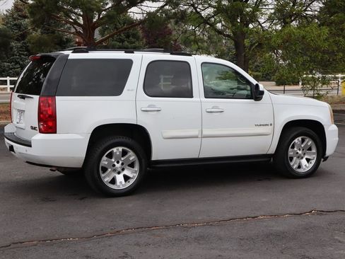 Used 2007 GMC Yukon SLT w/ SLT Preferred Equipment Group AWD/4WD image 4