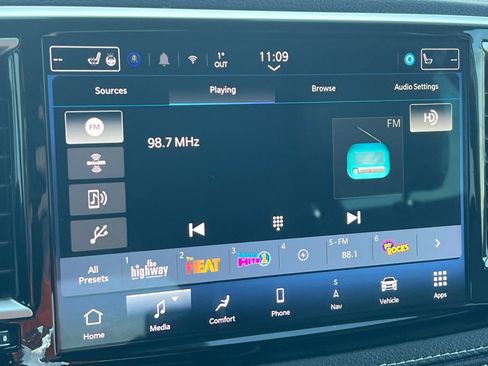 Used 2024 Chrysler Pacifica Select image 16