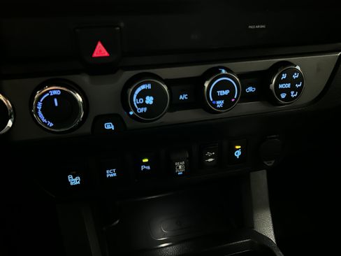 Used 2019 Toyota Tacoma TRD Sport image 9