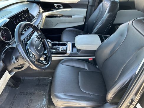 Used 2022 Kia Carnival EX image 20