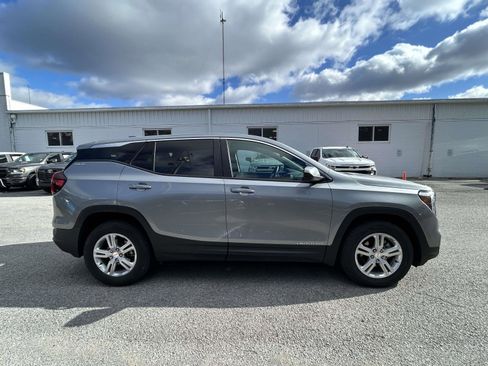 Used 2024 GMC Terrain SLE image 2