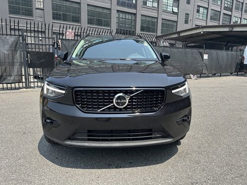 Certified 2025 Volvo XC40 B5 Plus image 1