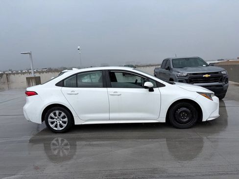 Used 2020 Toyota Corolla LE FWD image 3
