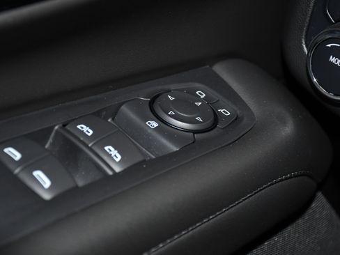 Used 2025 Chevrolet Suburban Z71 image 35