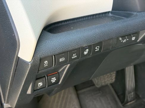 Used 2023 Toyota Sienna Platinum FWD image 6