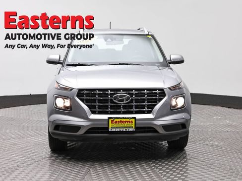 Used 2024 Hyundai Venue SEL FWD image 2