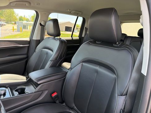 Used 2023 Jeep Grand Cherokee Limited AWD/4WD image 10