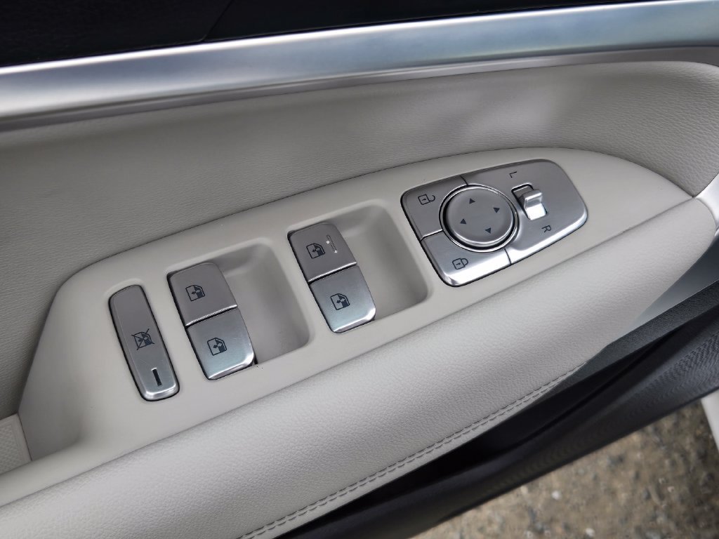 Used 2023 Genesis G70 2.0T RWD image 11