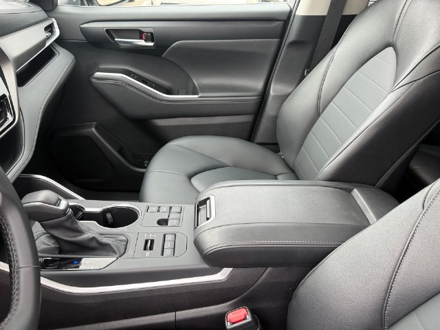 Used 2026 Toyota Highlander XLE AWD/4WD image 14