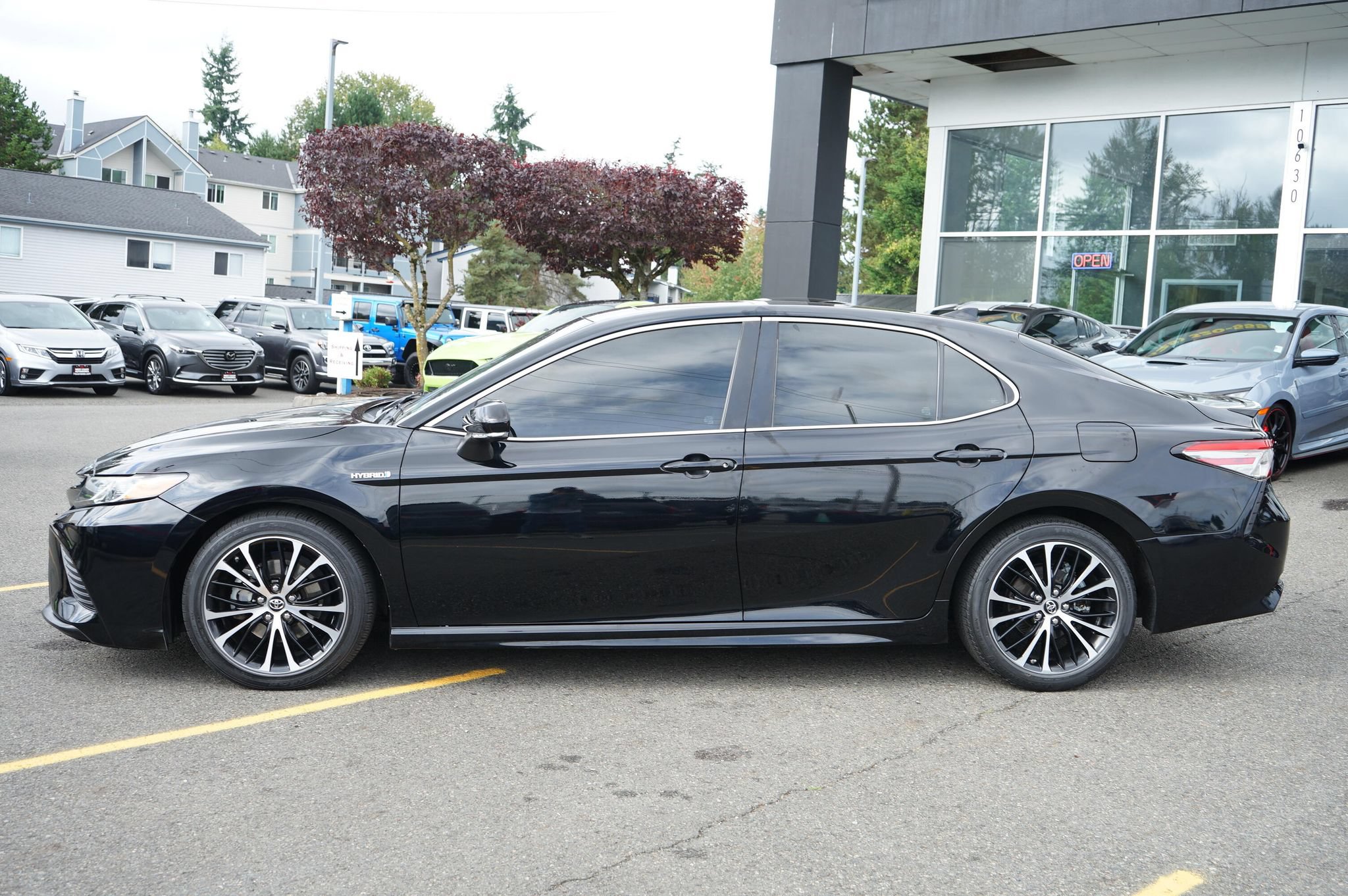 Used 2019 Toyota Camry SE w/ Audio Package FWD image 2