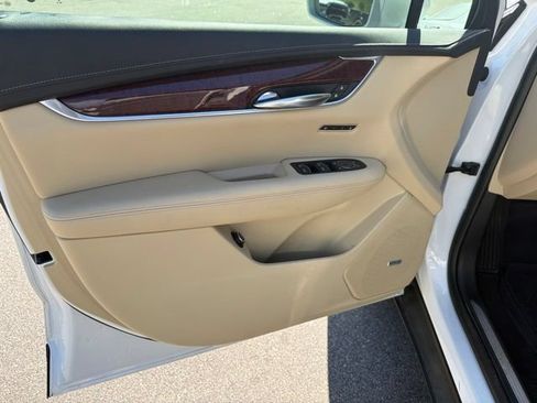Used 2019 Cadillac XT5 Luxury w/ LPO, Radiant Package FWD image 13