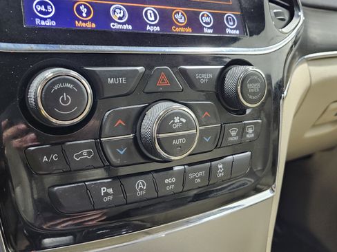 Used 2019 Jeep Grand Cherokee Limited w/ Luxury Group II image 35