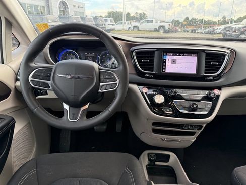 Used 2024 Chrysler Voyager LX FWD image 8