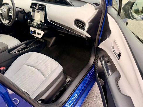 Used 2016 Toyota Prius Two image 9