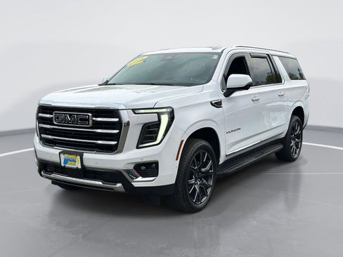 Used 2025 GMC Yukon XL Elevation w/ Technology Package AWD/4WD image 3