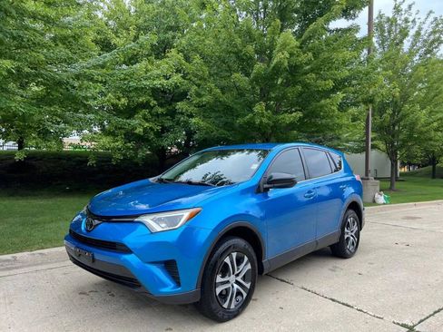 Used 2018 Toyota RAV4 LE image 1