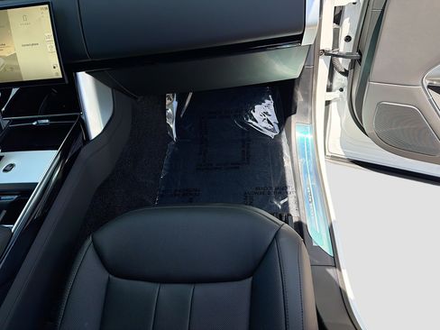 New 2026 Land Rover Range Rover Long Wheelbase SE AWD/4WD image 18