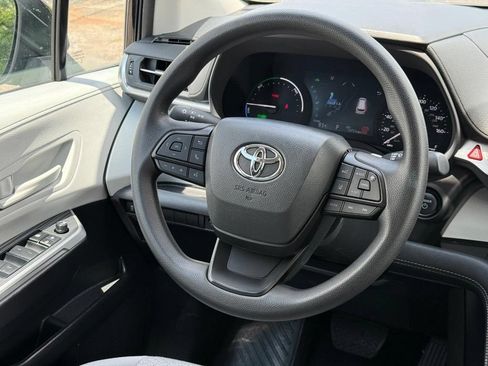Used 2026 Toyota Sienna LE FWD image 11