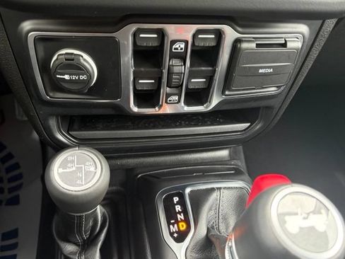 Used 2024 Jeep Wrangler Unlimited Sahara w/ Technology Group AWD/4WD image 24