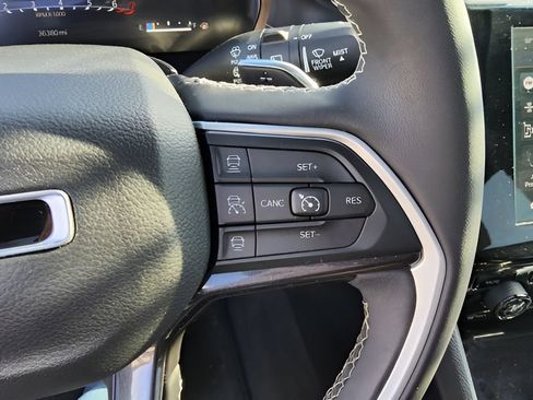 Used 2023 Jeep Grand Cherokee Altitude AWD/4WD image 18