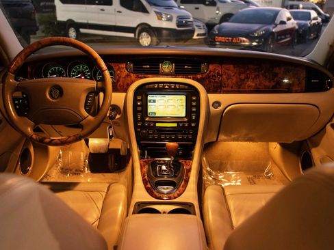 Used 2004 Jaguar XJ8 image 34