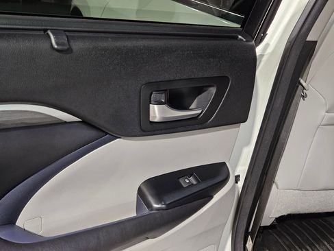 Used 2017 Toyota Highlander Limited Platinum image 37