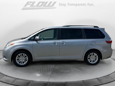 Used 2016 Toyota Sienna XLE Premium FWD image 5