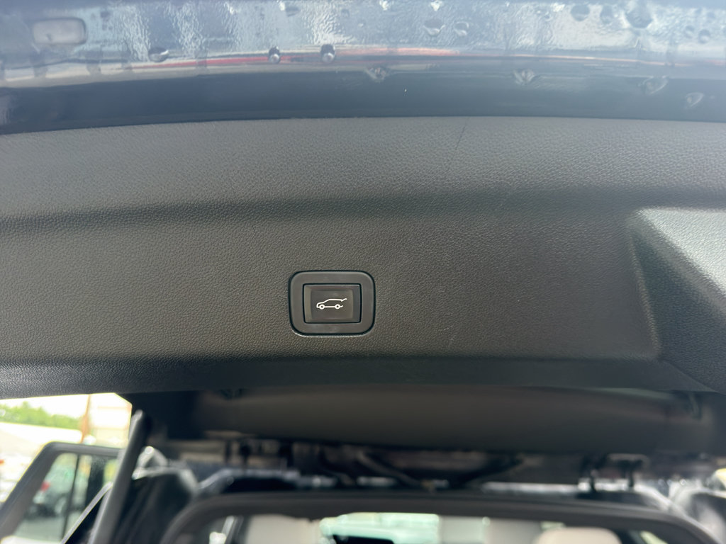 Used 2025 Chevrolet Tahoe Premier AWD/4WD image 15