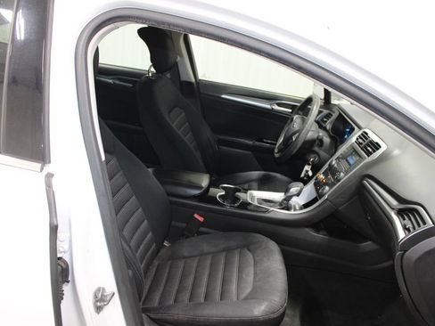 Used 2015 Ford Fusion SE FWD image 19