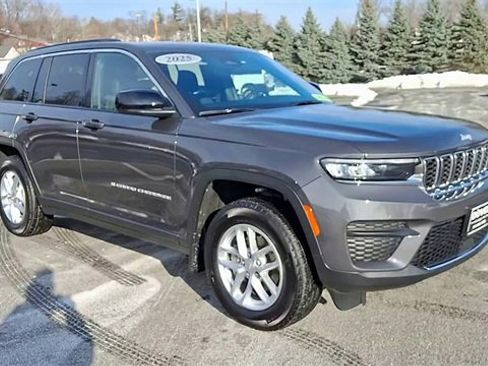 Used 2025 Jeep Grand Cherokee Laredo X image 2