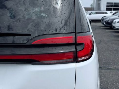 Certified 2023 Chrysler Pacifica Touring-L FWD image 8