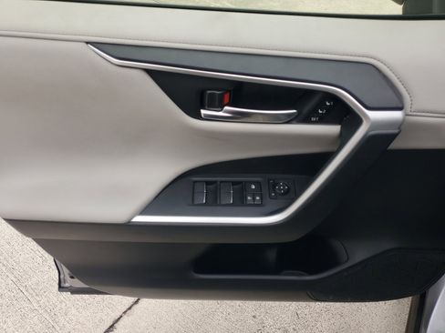 Used 2023 Toyota RAV4 Limited image 17