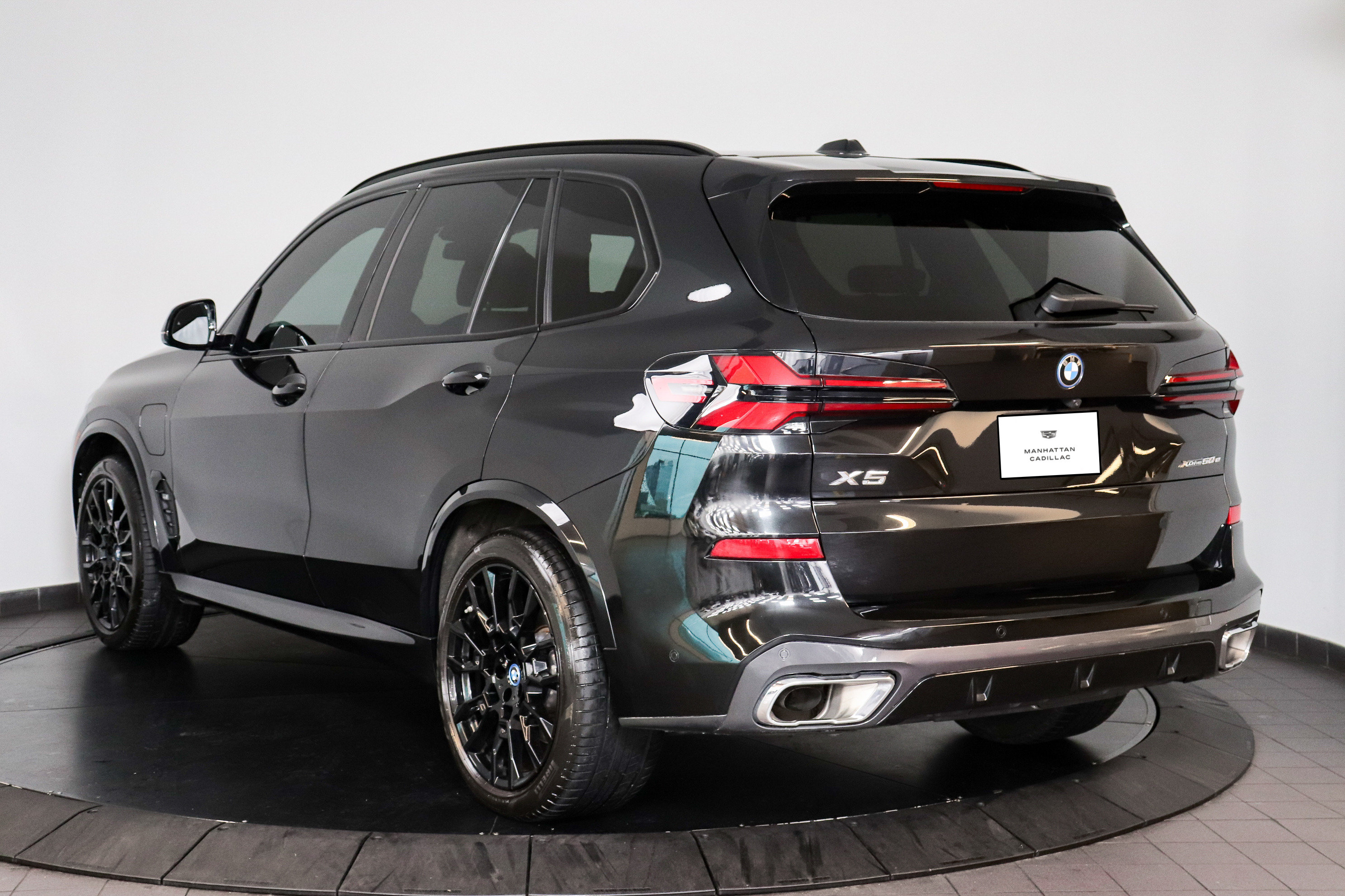 Used 2024 BMW X5 xDrive50e w/ M Sport Package AWD/4WD image 4