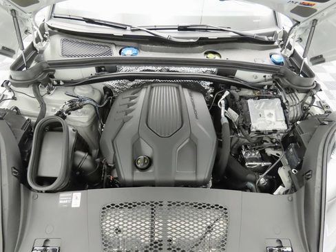 Used 2025 Porsche Macan AWD/4WD image 30