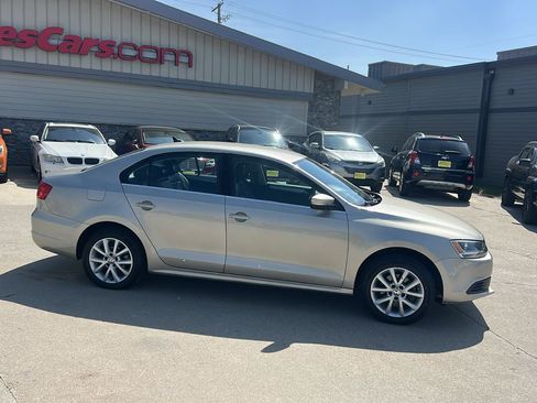Used 2014 Volkswagen Jetta SE FWD image 2