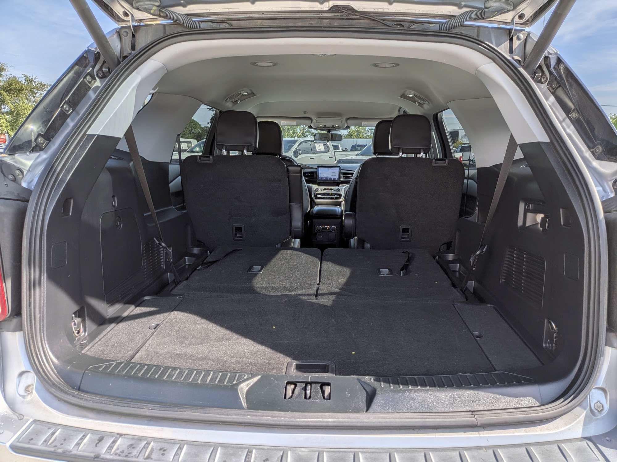 Used 2021 Ford Explorer XLT w/ Equipment Group 202A RWD image 13