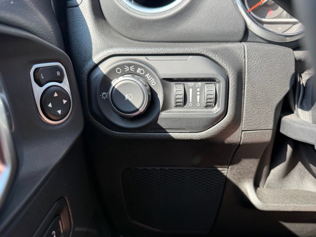 Used 2019 Jeep Wrangler Unlimited Sahara AWD/4WD image 22