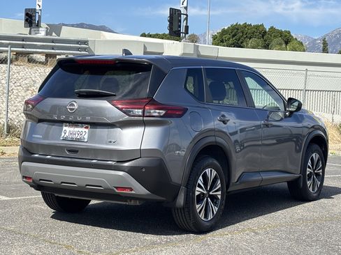 Used 2023 Nissan Rogue SV image 3