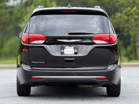 Used 2017 Chrysler Pacifica Touring-L FWD image 6
