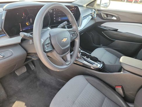 Used 2025 Chevrolet Trax LT FWD image 10