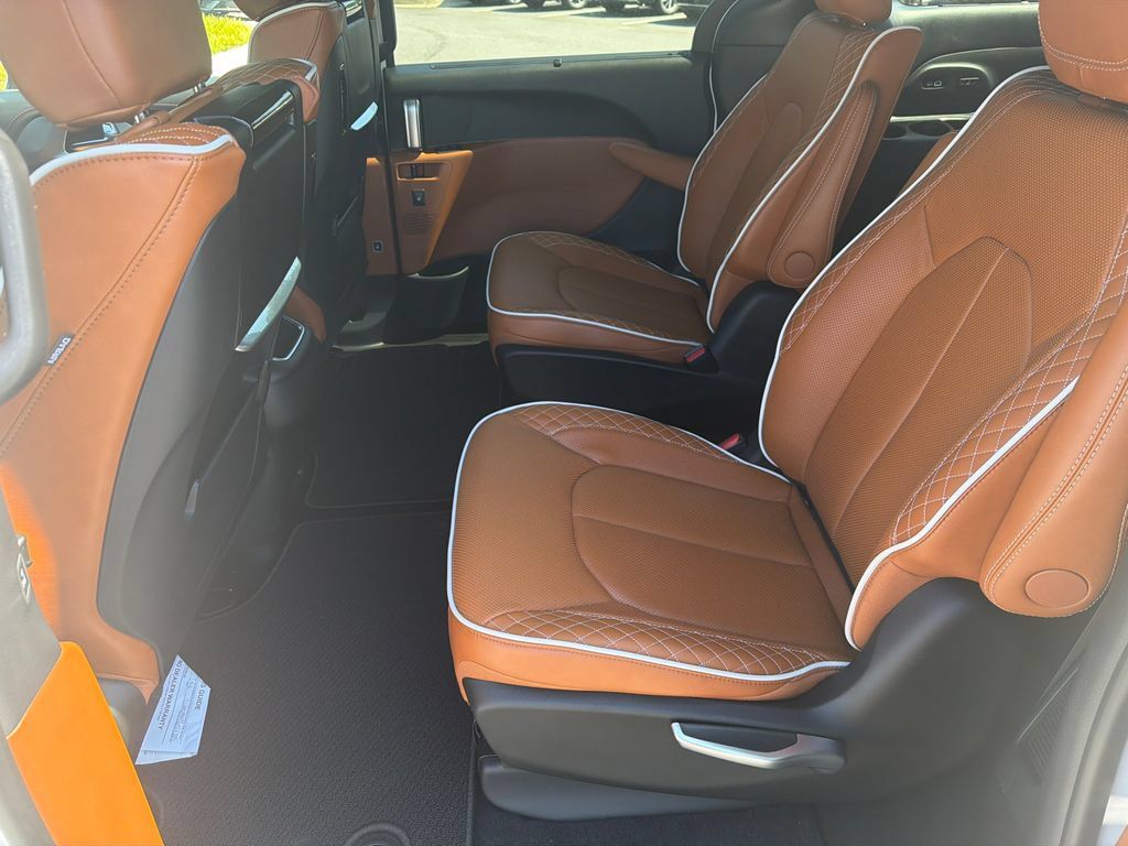 Used 2026 Chrysler Pacifica Pinnacle FWD image 23