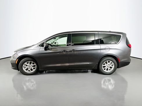 Used 2023 Chrysler Pacifica Touring-L FWD image 4