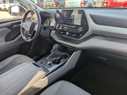 Used 2020 Toyota Highlander Platinum image 12