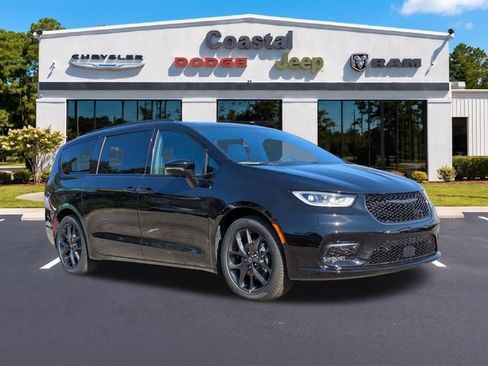 New 2026 Chrysler Pacifica Limited w/ S Appearance Package FWD image 2
