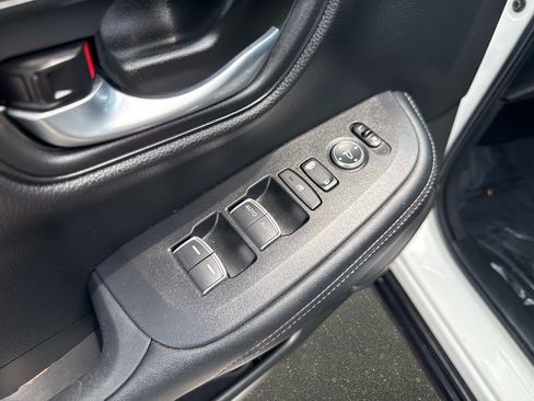 Used 2025 Honda HR-V EX-L image 17